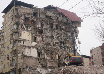 Diyarbakır'da acil yıkım kararı alınan yapılar yıkılıyor