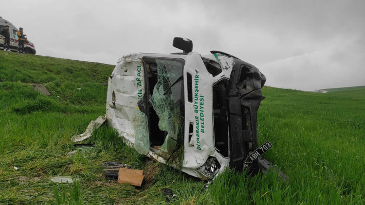 Diyarbakır’da cenaze nakil aracı devrildi: 4 yaralı