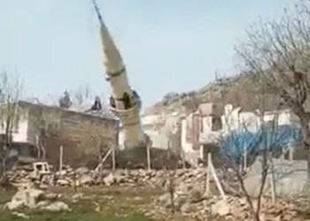 Diyarbakır'da hasarlı cami minaresi yıkıldı