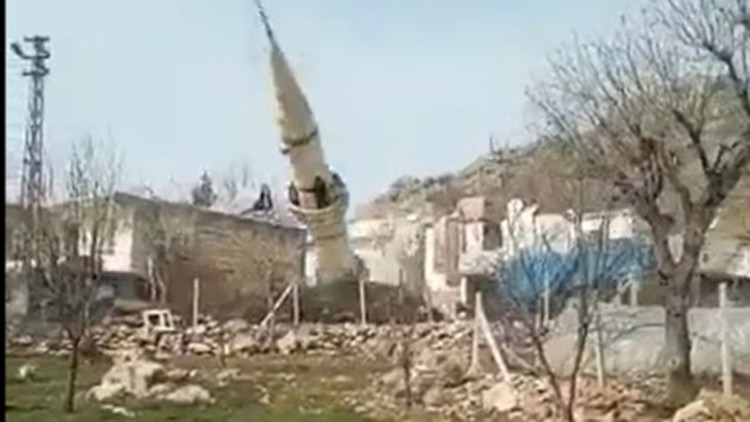 Diyarbakır'da hasarlı cami minaresi yıkıldı