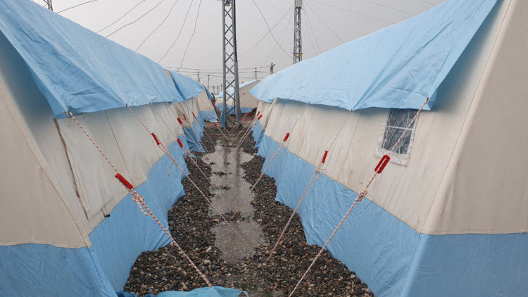 Diyarbakır'da sağanak; çadır kentte önlem alındı