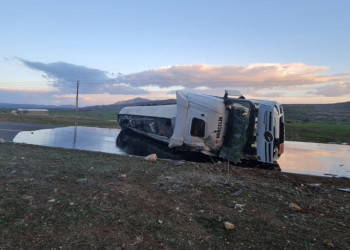 Diyarbakır’da sıcak asfalt yüklü tanker devrildi