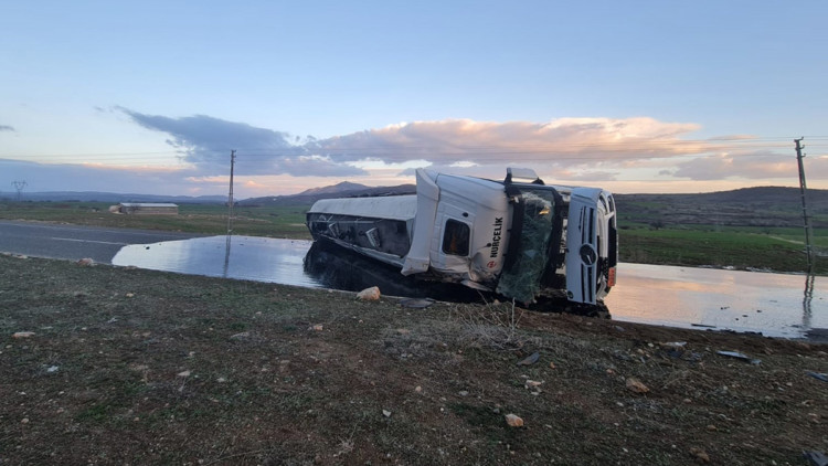 Diyarbakır’da sıcak asfalt yüklü tanker devrildi