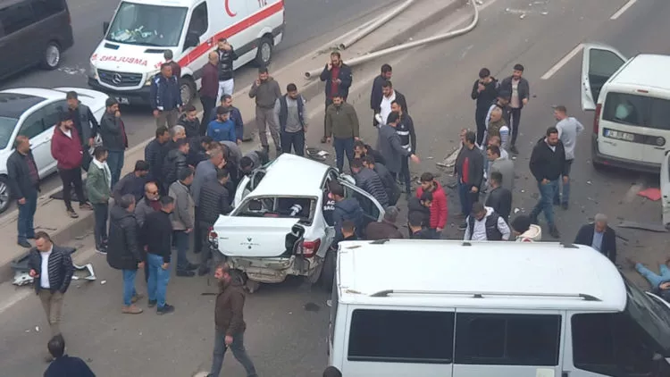 Diyarbakır'da zincirleme kaza: 1 ölü, 2 yaralı