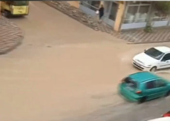 Elazığ'da sağanak; cadde ve sokaklar suyla doldu