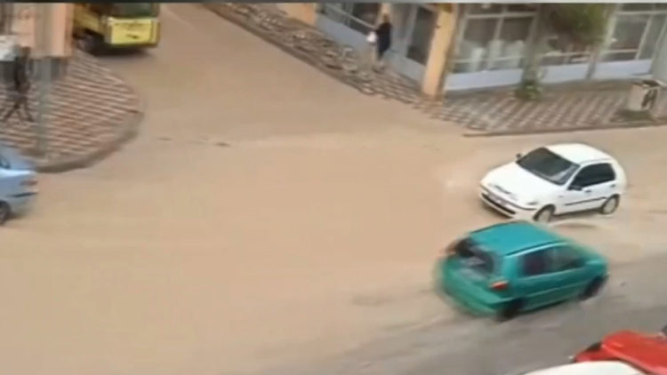 Elazığ'da sağanak; cadde ve sokaklar suyla doldu