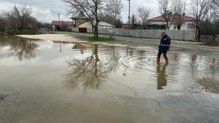 Elazığ'da sağanak; evler su altında kaldı