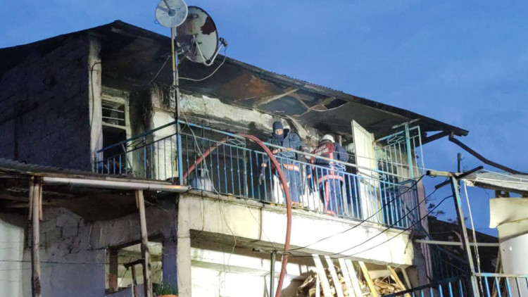 Elazığ’da soba patladı, evin bir kısmı çöktü