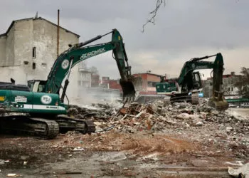 Elbistan'da bina enkazı yüzde 98 seviyesinde kaldırıldı