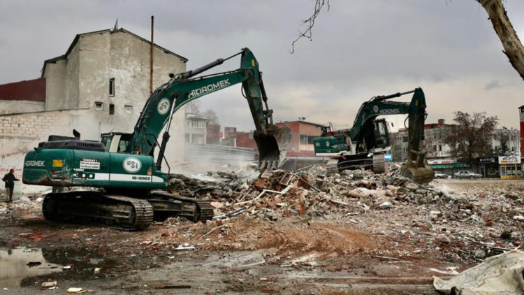 Elbistan'da bina enkazı yüzde 98 seviyesinde kaldırıldı