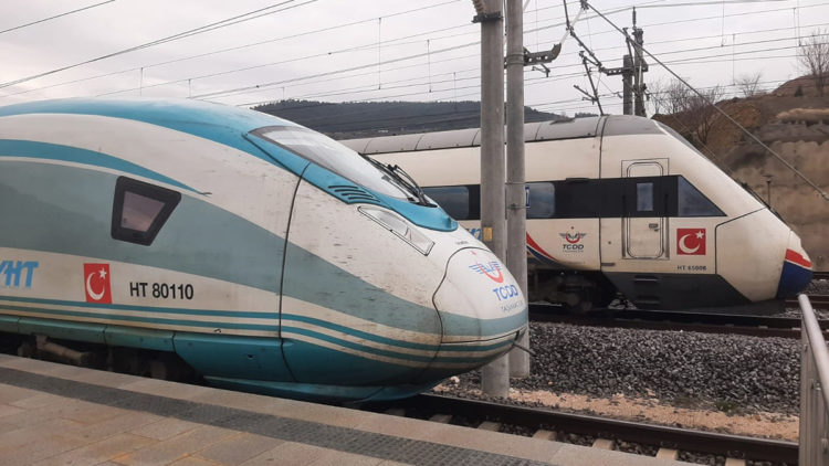 Enerji nakil hattı koptu, YHT seferleri aksadı