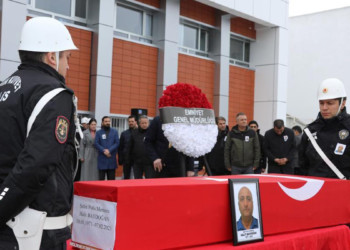 Enkaz altında kalarak ölen polis toprağa verildi