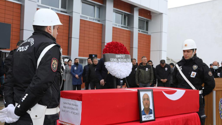 Enkaz altında kalarak ölen polis toprağa verildi
