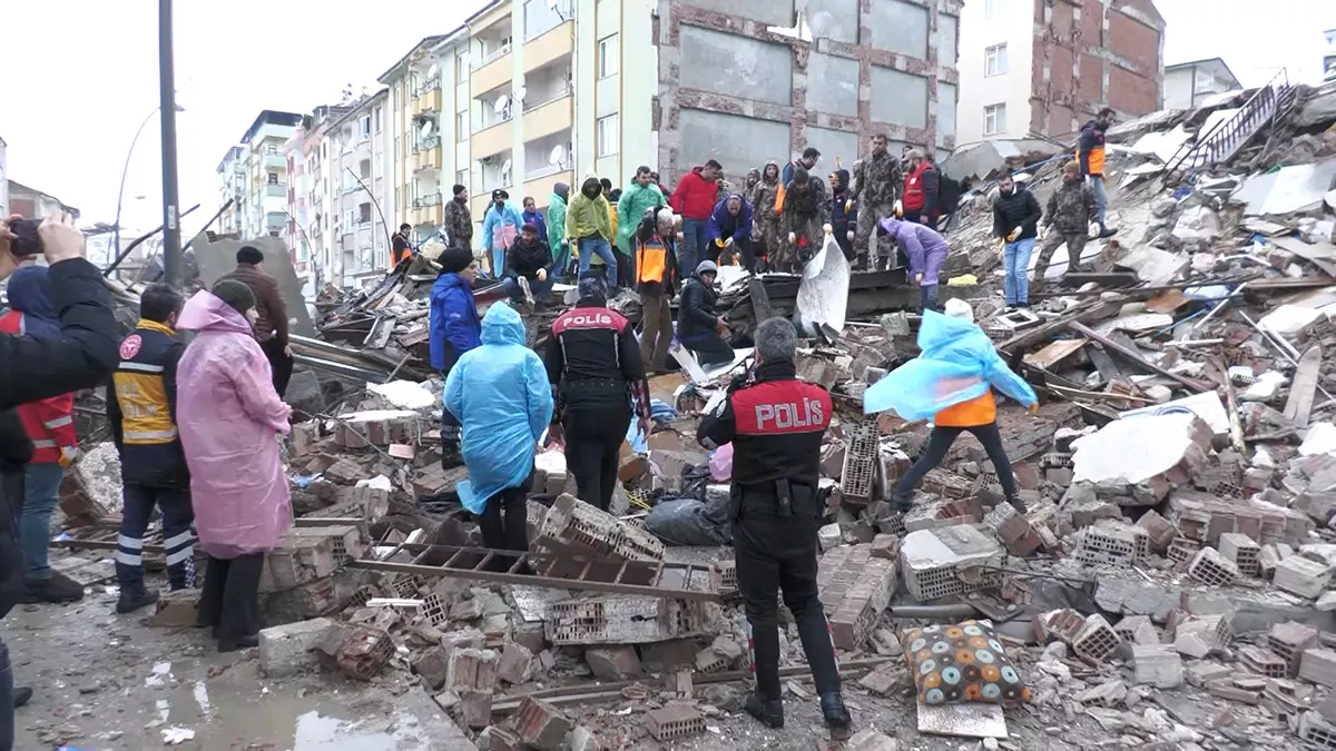 Enkaz altinda kalarak olen polis topraga verildig - yaşam - haberton