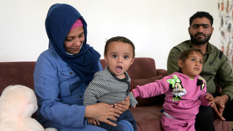 Enkaz altından çıkarılan bebek ailesine kavuştu