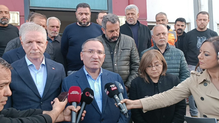 Enkaz kaldırılması için titiz süreç işliyor