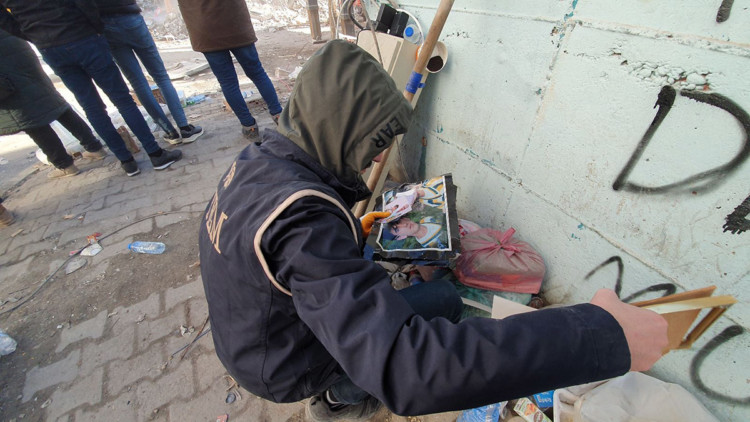 Enkazdan çıkarılan eşyalar teslim ediliyor