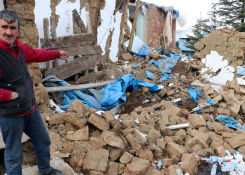 Enkazdan kendisi çıkan Ali Kılıç, eşini kurtarmış