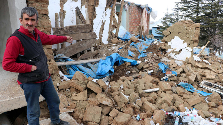 Enkazdan kendisi çıkan Ali Kılıç, eşini kurtarmış