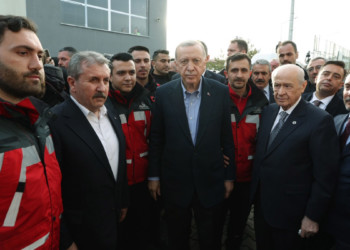 Erdoğan, Alperen Ocakları arama- kurtarma ekibiyle görüştü