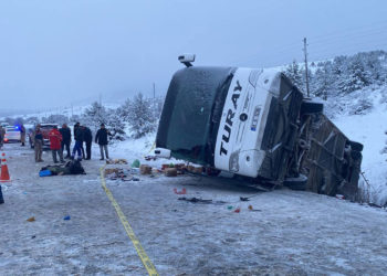 Erzincan'da otobüs devrildi: 2 ölü, 21 yaralı