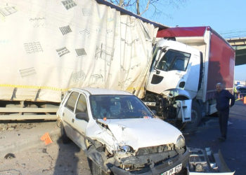 Esenler'de kamyon 3 araca çarptı: 3 yaralı