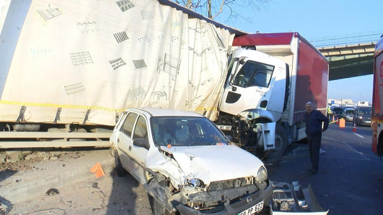 Esenler'de kamyon 3 araca çarptı: 3 yaralı 