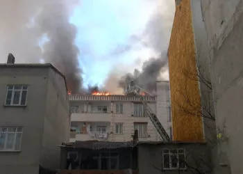 Esenyurt'ta 5 katlı binanın çatısında yangın