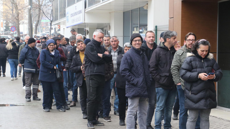 Eskişehir SGK önünde EYT kuyruğu
