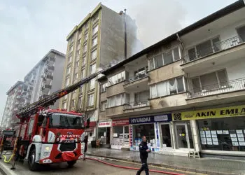 Eskişehir'de 3 katlı binada yangın