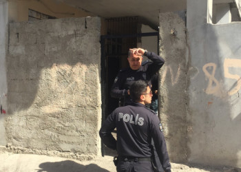 Evinde başından vurulmuş olarak ölü bulundu