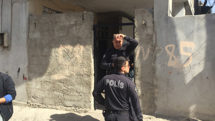 Evinde başından vurulmuş olarak ölü bulundu