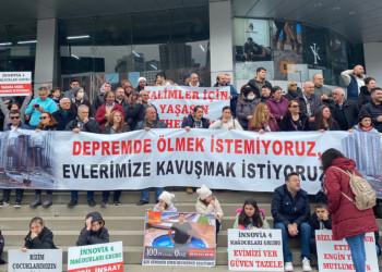 Evlerini teslim etmeyen inşaat şirketini protesto ettiler