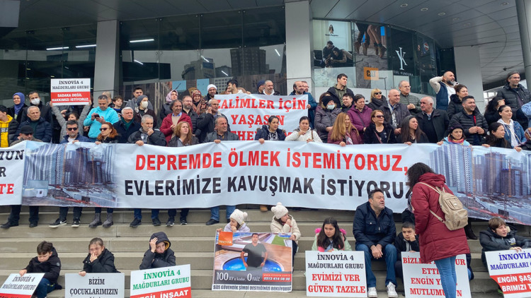 Evlerini teslim etmeyen inşaat şirketini protesto ettiler