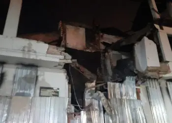 Fatih'te 3 katlı tarihi bina kısmen çöktü