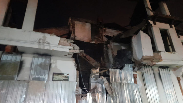 Fatih'te 3 katlı tarihi bina kısmen çöktü