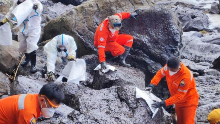 Filipinler'de yayılan ham petrol korkuttu