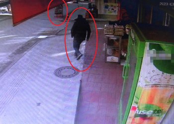 Fırtınada sürüklenen cips standının peşinden koştu