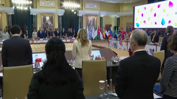 G20 toplantısı'nda depremde ölenler için saygı duruşu