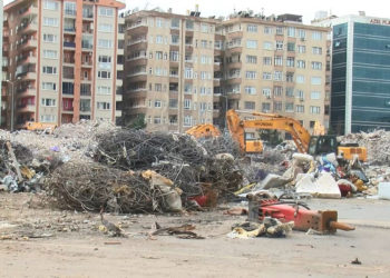 Galeria Sitesi'nde enkaz kaldırma çalışması başlatıldı