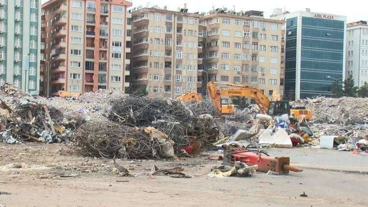 Galeria Sitesi'nde enkaz kaldırma çalışması başlatıldı