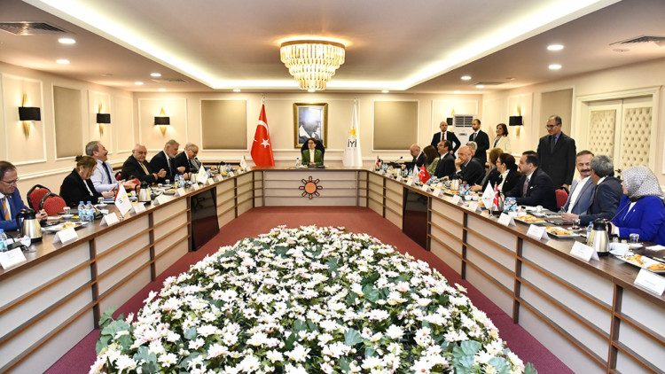 Meral Akşener Genel İdare Kurulu üyeleri ile bir araya geldi