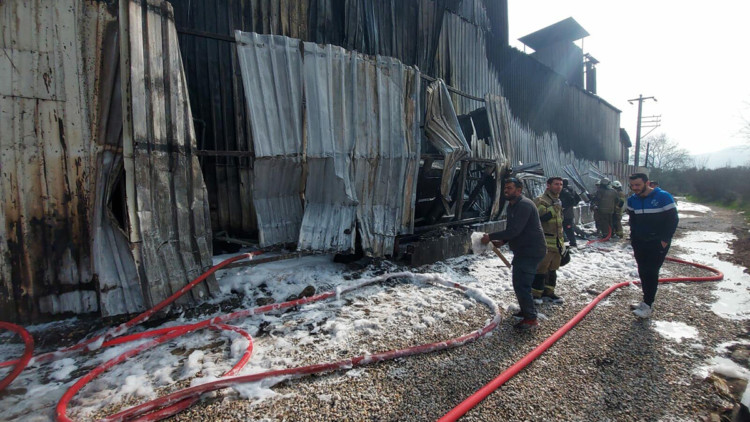 Geri dönüşüm tesisindeki akaryakıt tankında yangın