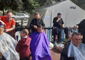 Gönüllü kuaförler deprem bölgesinde