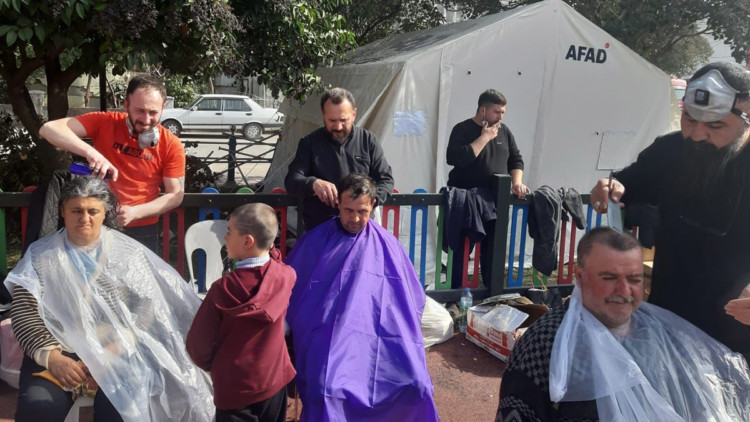 Gönüllü kuaförler deprem bölgesinde