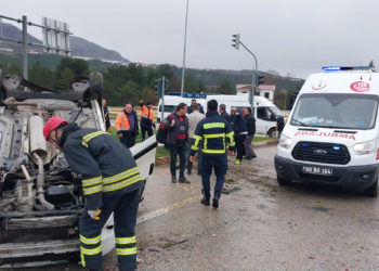 Hafif ticari araç kamyona çarptı: 1 ölü, 2 yaralı