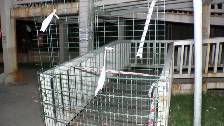 Hafriyat kamyonunun damperi üst geçide çarptı