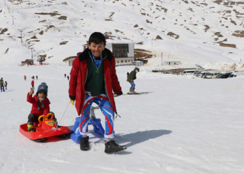 Hakkari'de depremzede çocuklar kayak yaptı