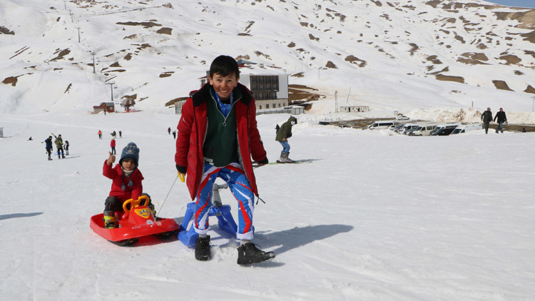 Hakkari'de depremzede çocuklar kayak yaptı