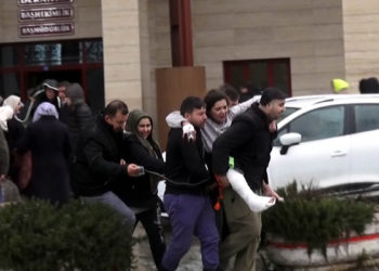 Hastanedeki deprem paniği kamerada